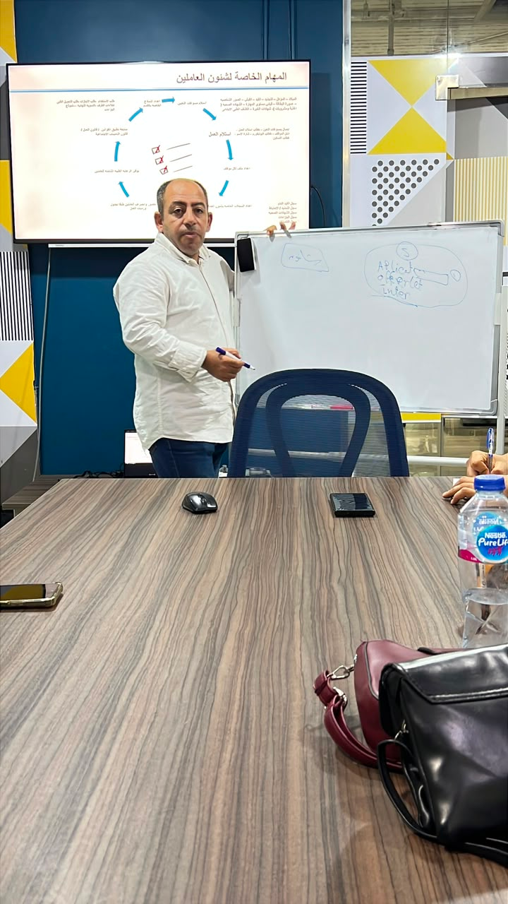 Dr. Aly Badr أثناء تدريب شئون العاملين